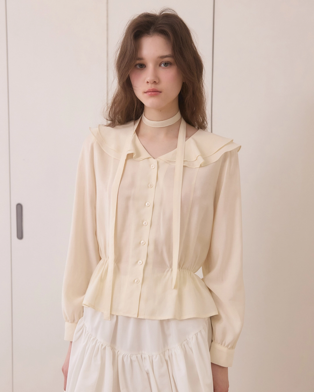 어다울 Duffle shirring ruffle tie blouse - cream 상품 이미지 1