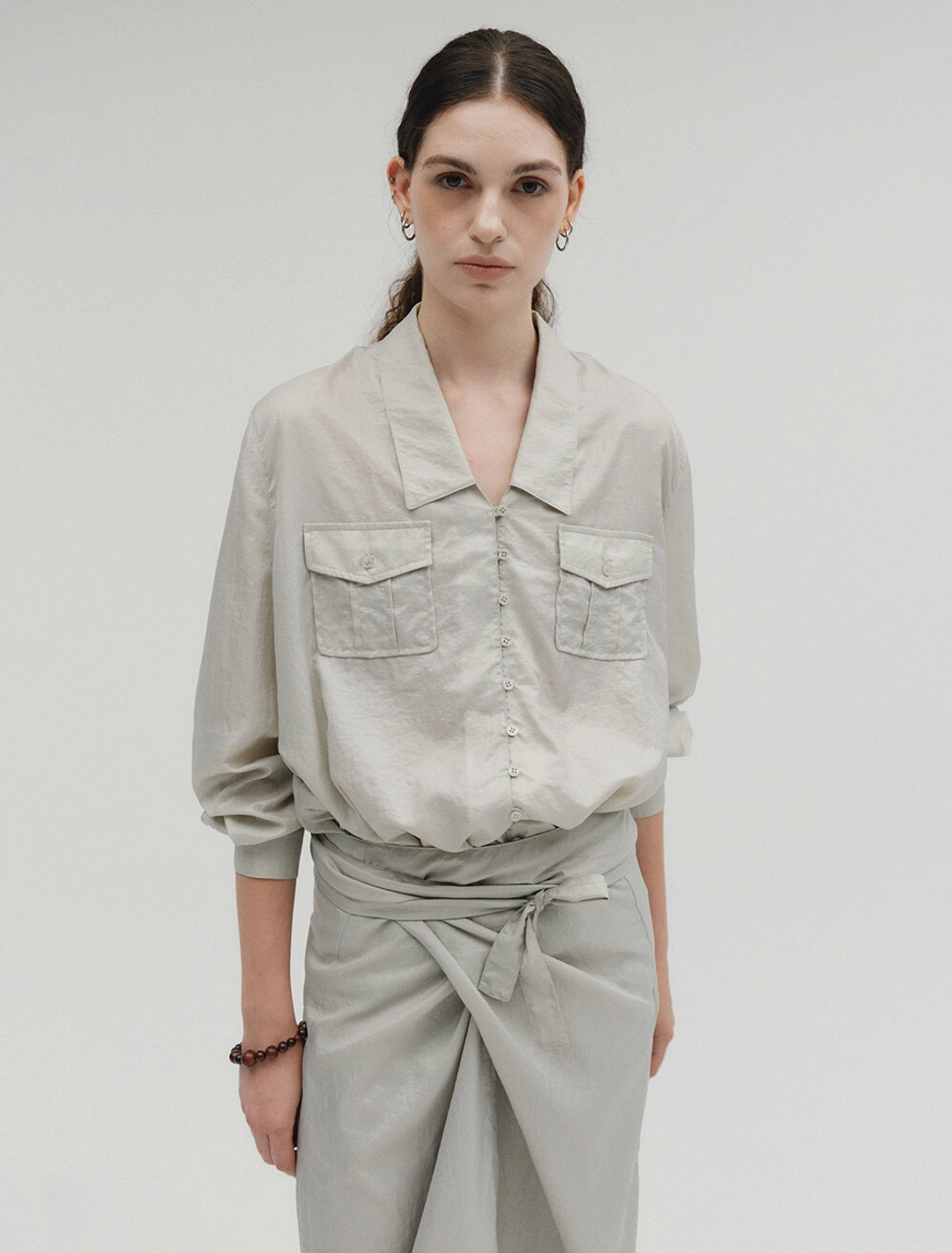 솔티페블 POCKET BUTTON GLOSSY SHIRTS [BEIGE] 상품 이미지 1