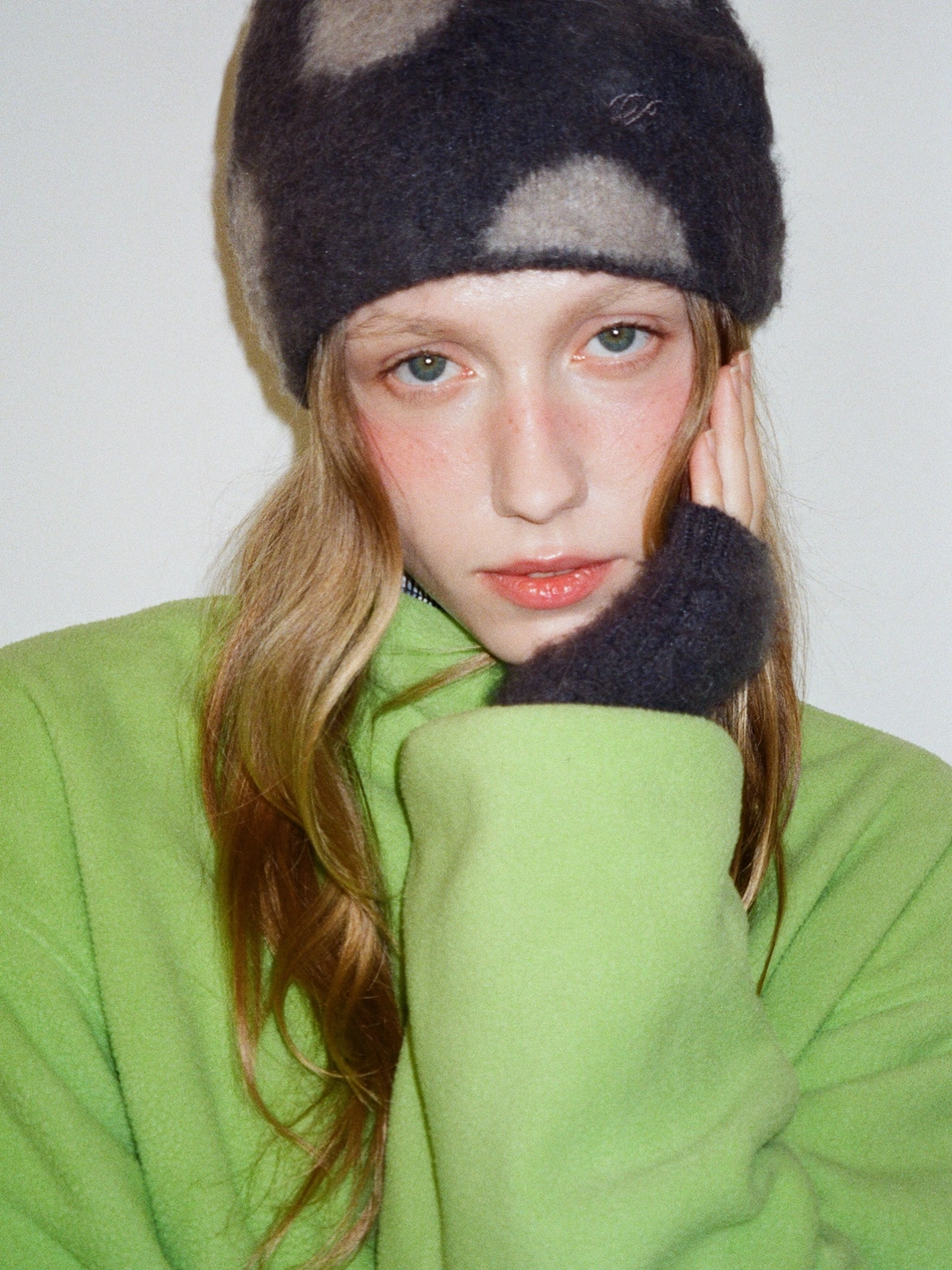 포에브 Fluffy Dotted Knit Beanie - Charcoal 상품 이미지 2
