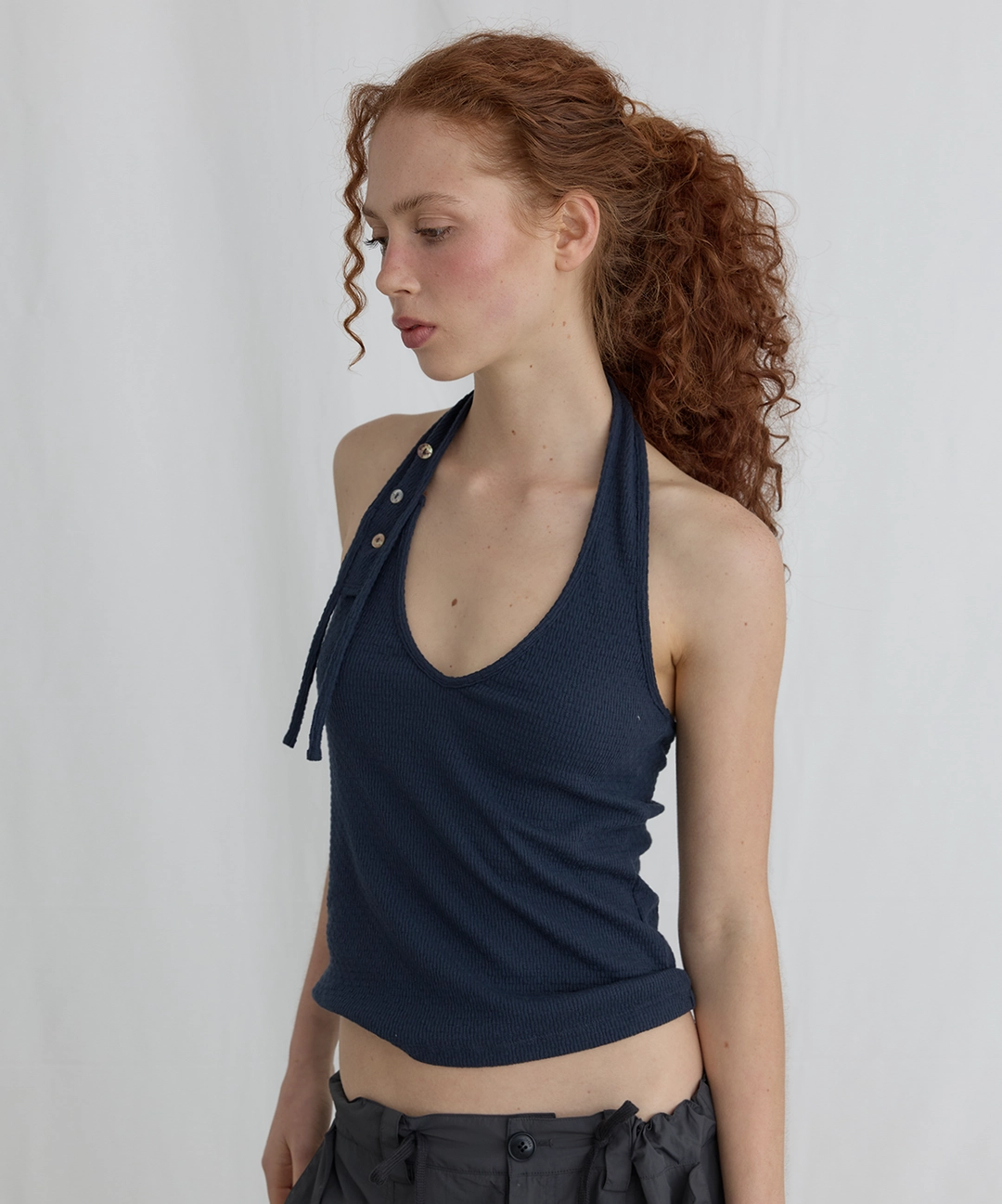 오데스 SHELL BUTTON HALTER SLEEVELESS - NAVY 상품 이미지 2