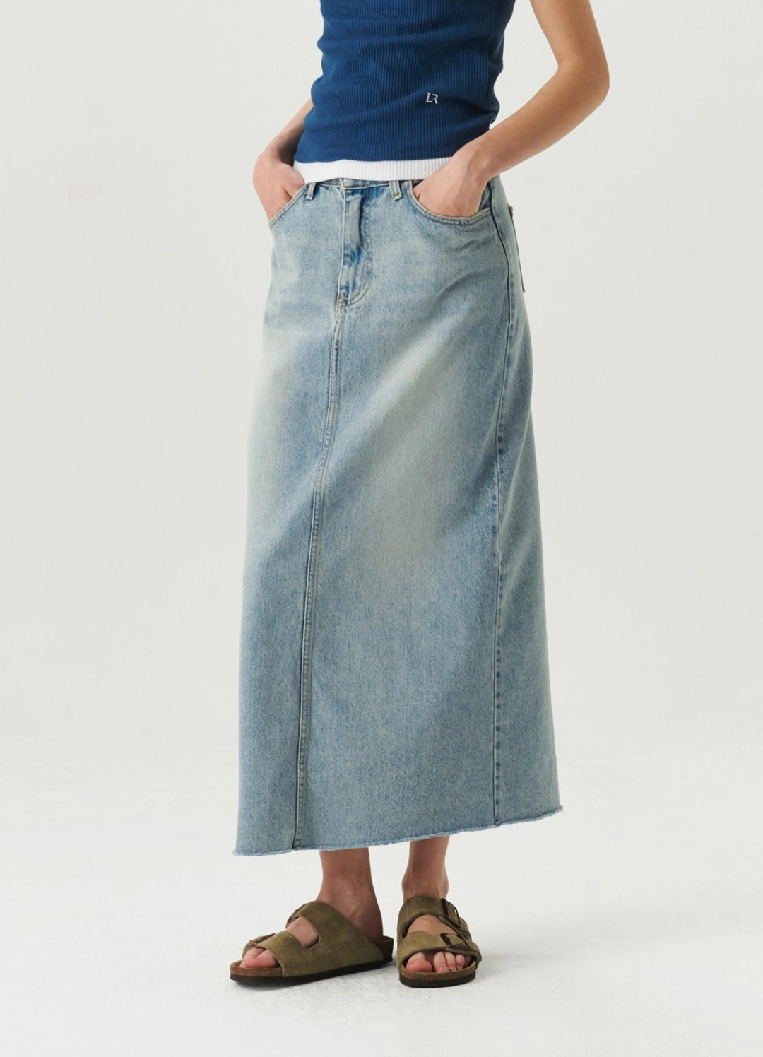 르바 Rear-Slit Denim Long Skirt - Light Blue 상품 이미지 2