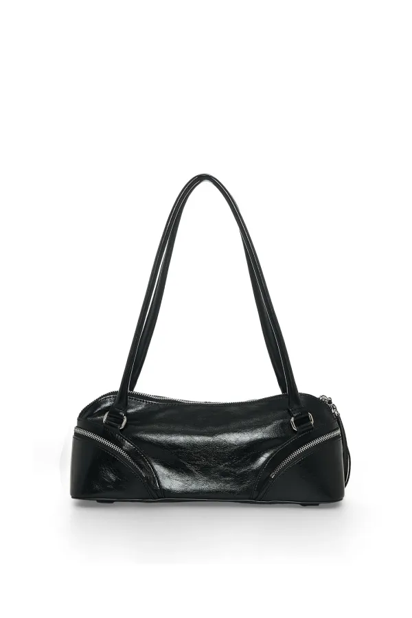 CURVE ZIP BAGUETTE BAG IN BLACK
