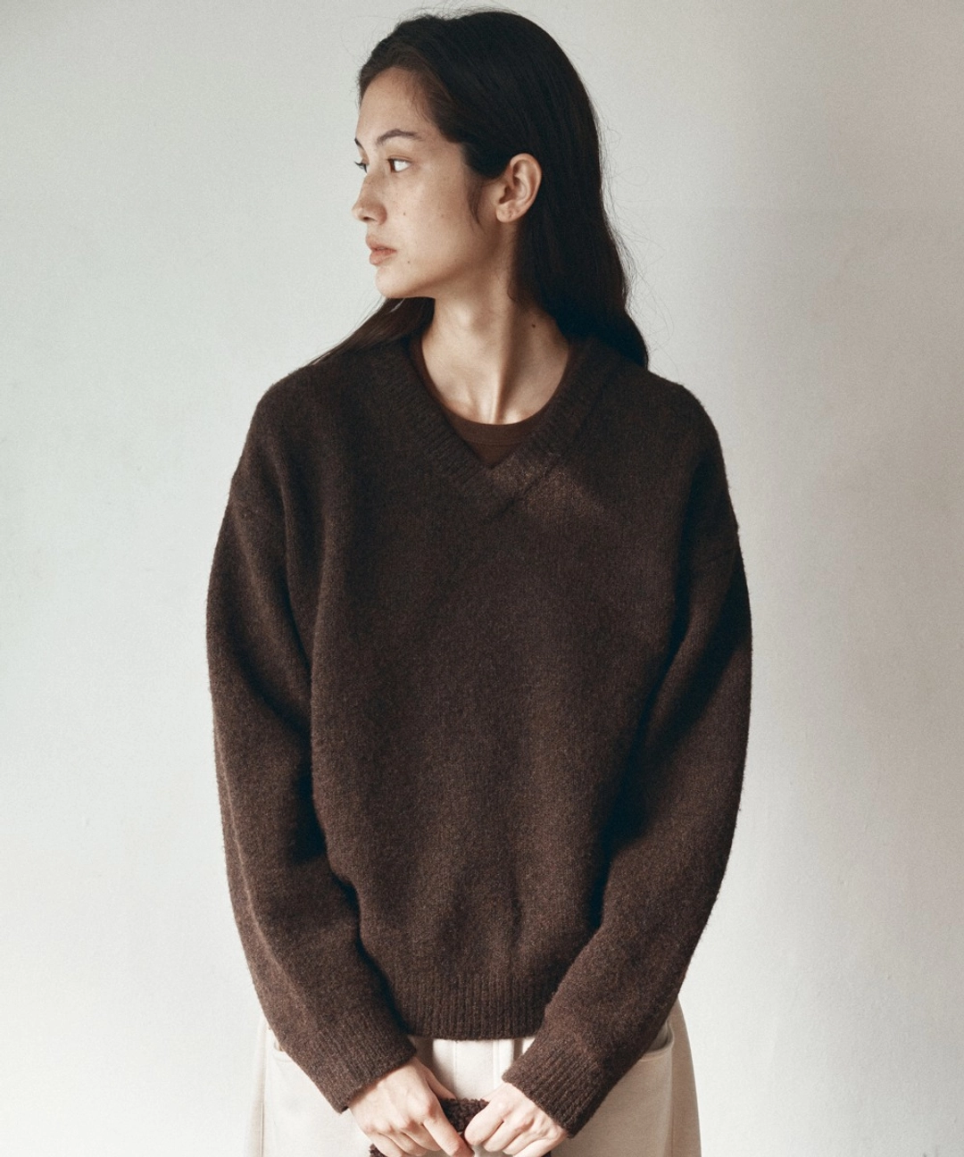 반원 아뜰리에 KN4274 울 블렌드 브이넥 니트_Dark brown 상품 이미지 2