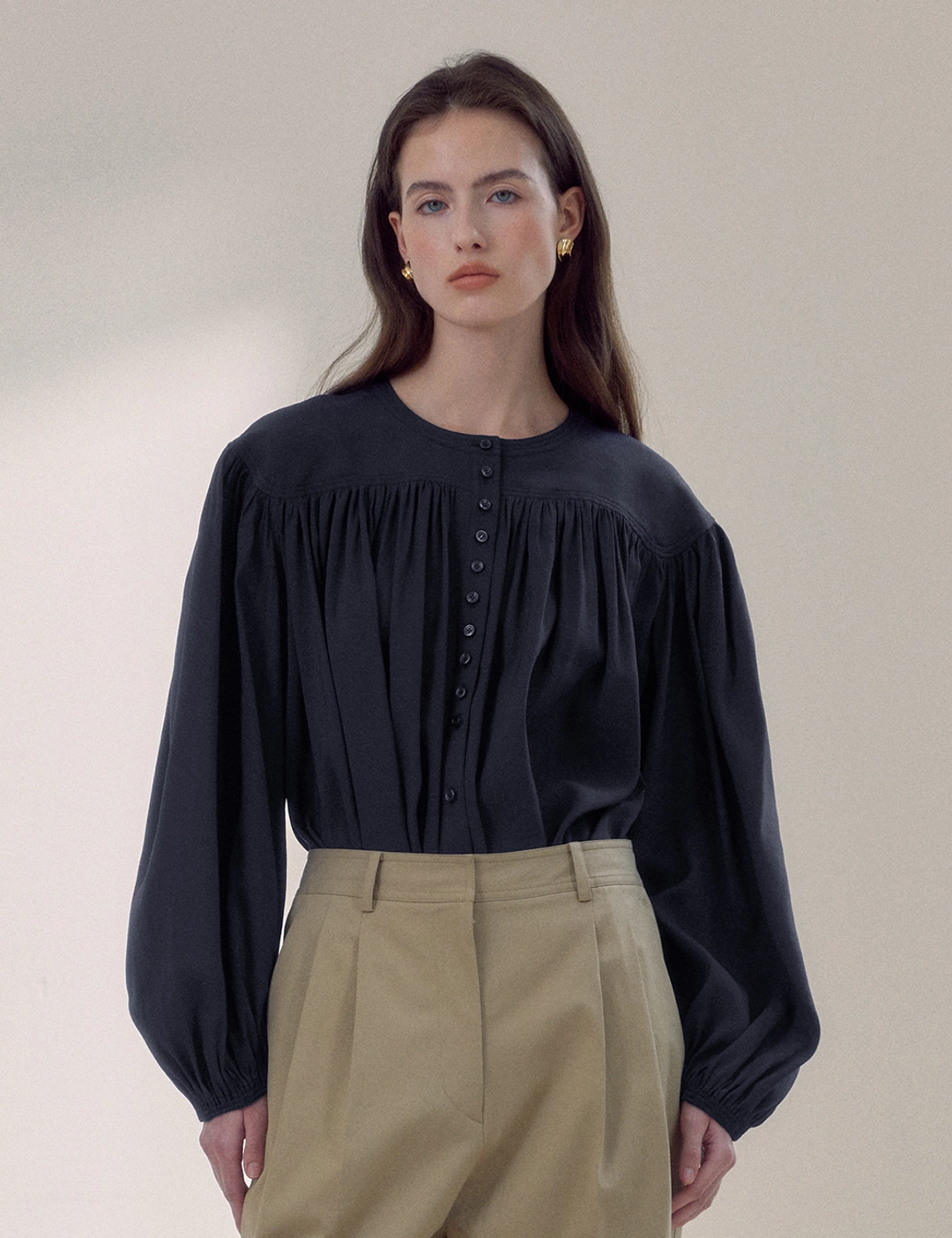 노미나떼 Aria Shirring Blouse (Light Navy) 상품 이미지 2