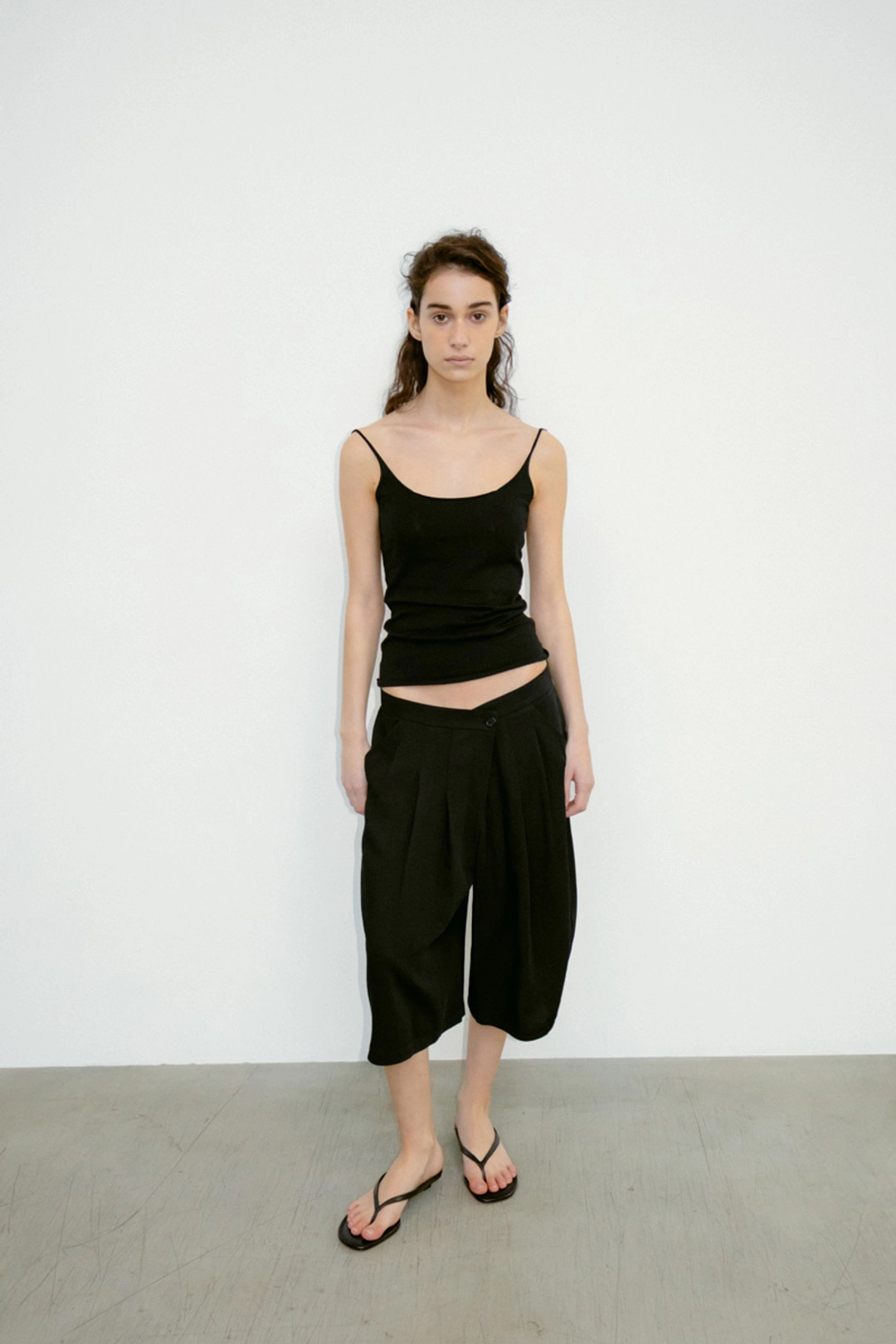 리포스 SUPIMA MINIMAL STRAP TOP (BLACK) 상품 이미지 2