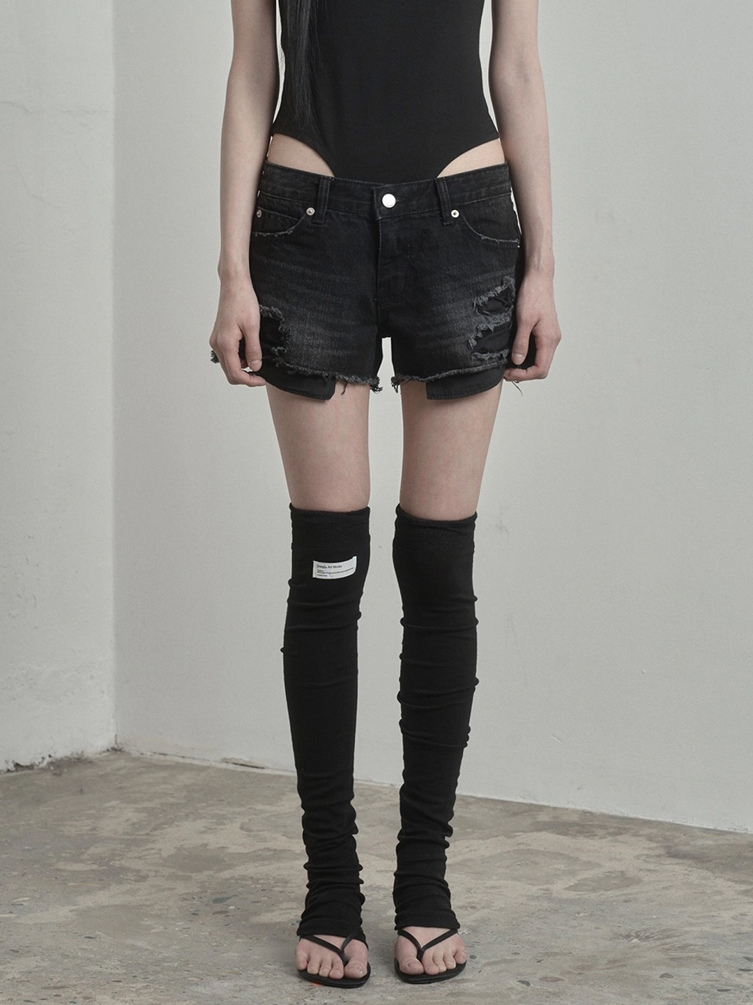 이네기 Messy Denim Shorts (black) 상품 이미지 1