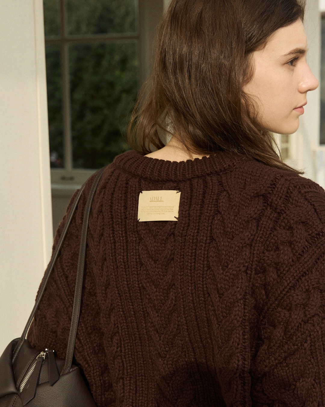 어다울 Classic twist back label knit - brown 상품 이미지 3