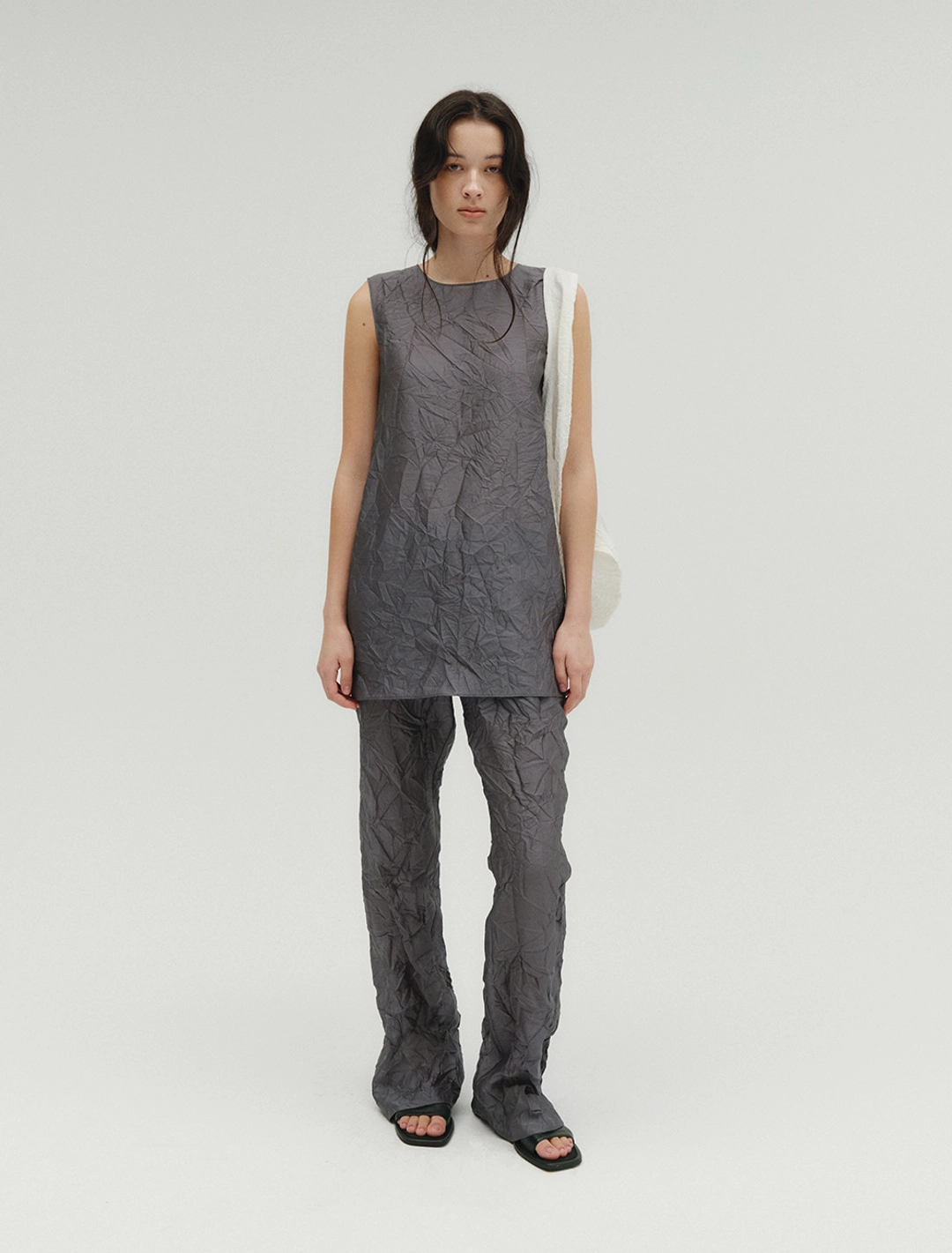 솔티페블 CRINKLED SHEER BANDING PANTS [DARK GREY] 상품 이미지 2