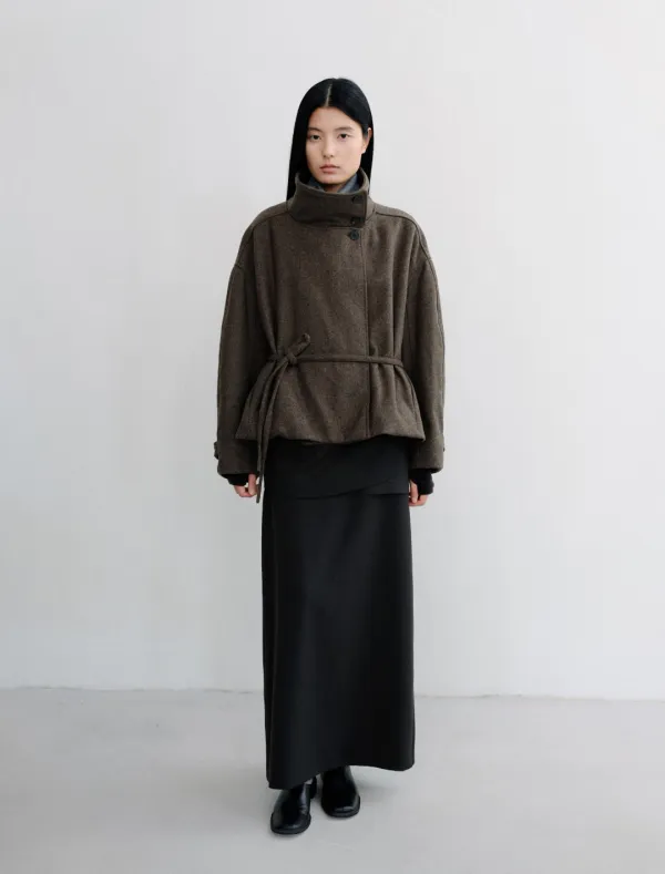 HIGH NECK BELTED SHORT COAT [BROWN]