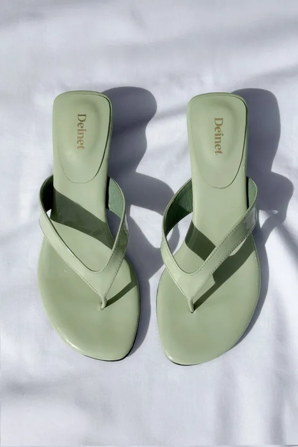ENAMEL FLIP FLOP IN MINT