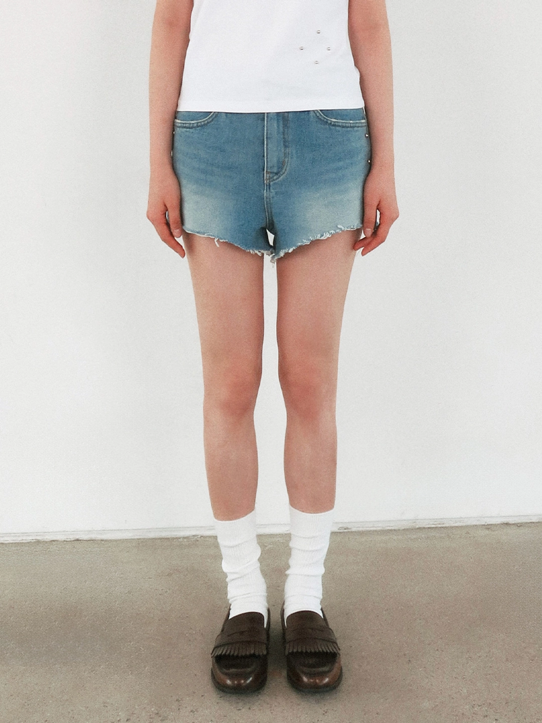기준 Studded Denim Shorts Light Blue 상품 이미지 2