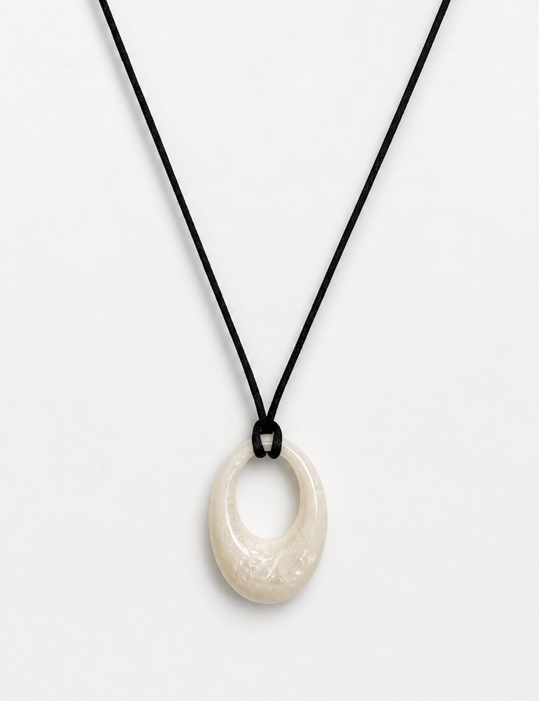 에뜨리브 Homaika Oval Pendant Necklace(Ivory) 상품 이미지 1