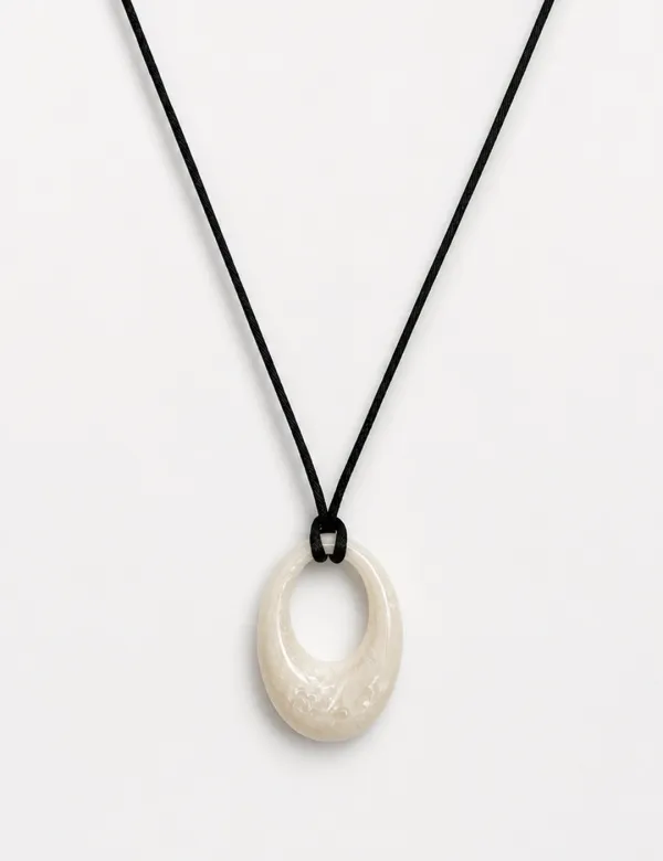 Homaika Oval Pendant Necklace(Ivory)