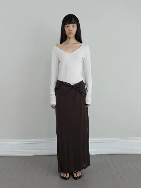 ESSENTIAL V-NECK TOP IN WHITE