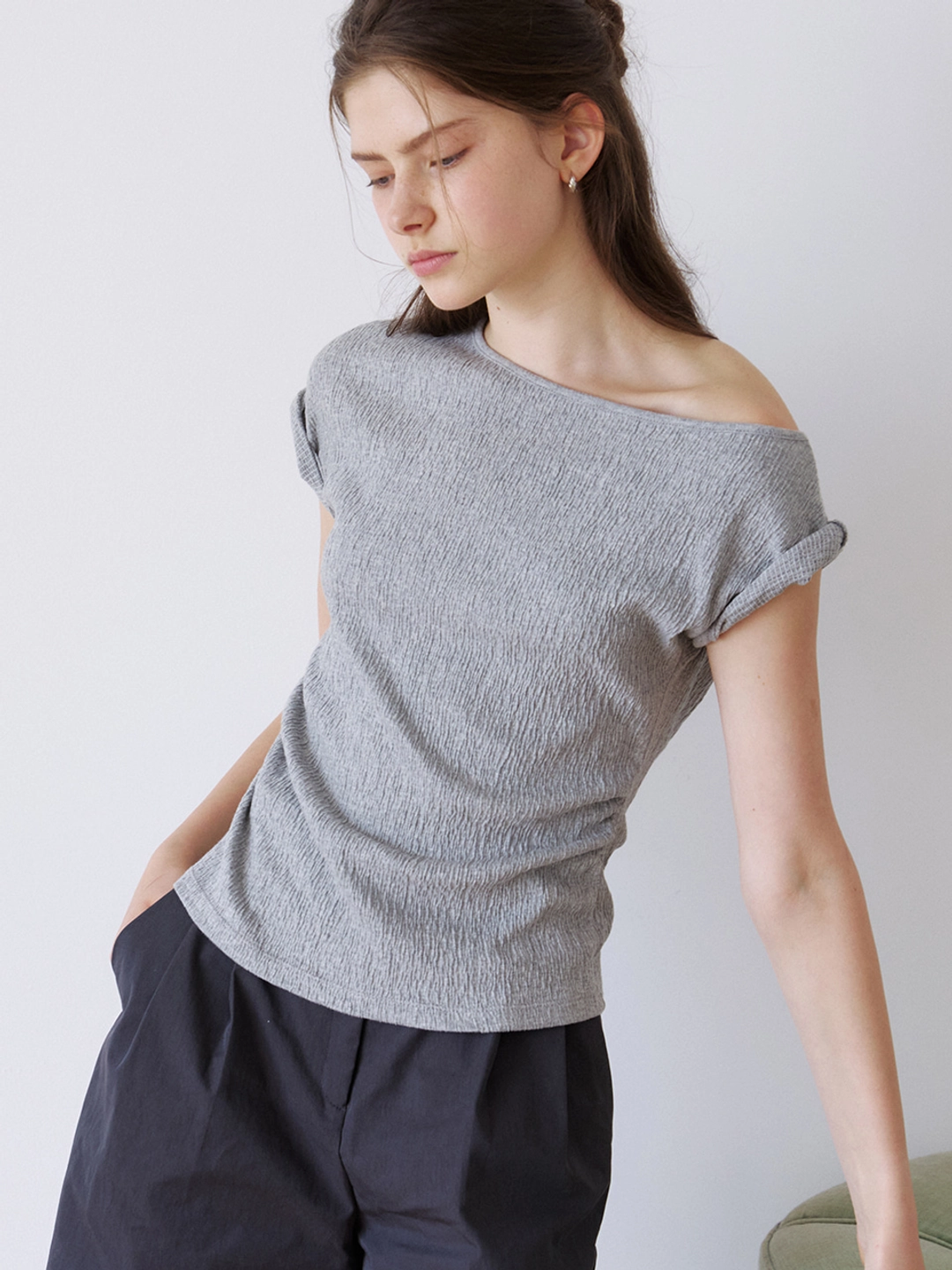아워코모스 wrinkle off-shoulder T-shirt (melange grey) orc 6044 상품 이미지 1