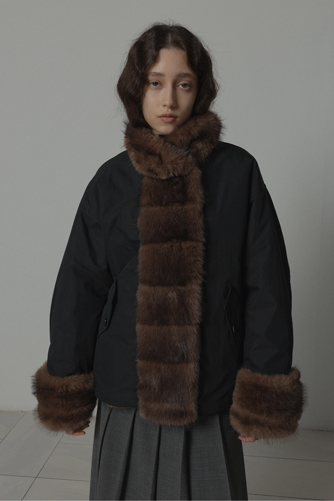 르917 26 MAHOGANY HORIZONTAL FAUX FUR JACKET [BLACK] 상품 이미지 2