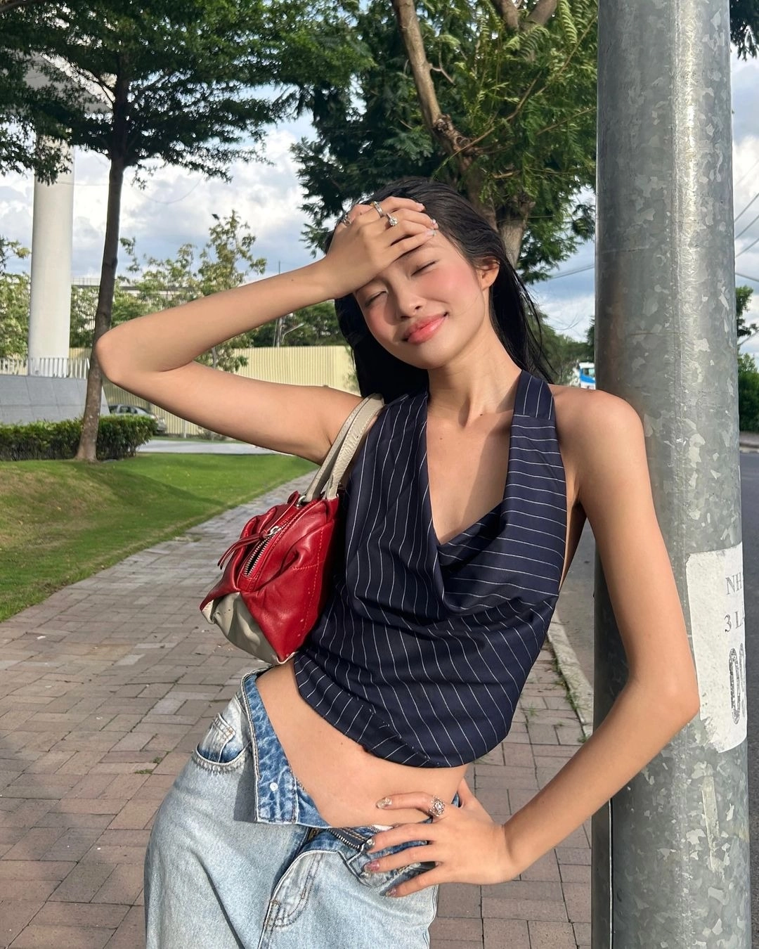 낫유어로즈 @nghimeannnnDraping Halter Top (Navy) 상품 이미지 1