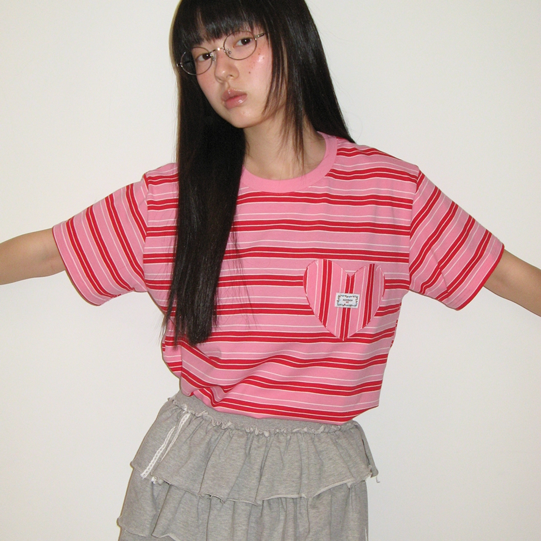 론론 MULTI STRIPE HEART POCKET BASIC FIT T SHIRT RED 상품 이미지 2