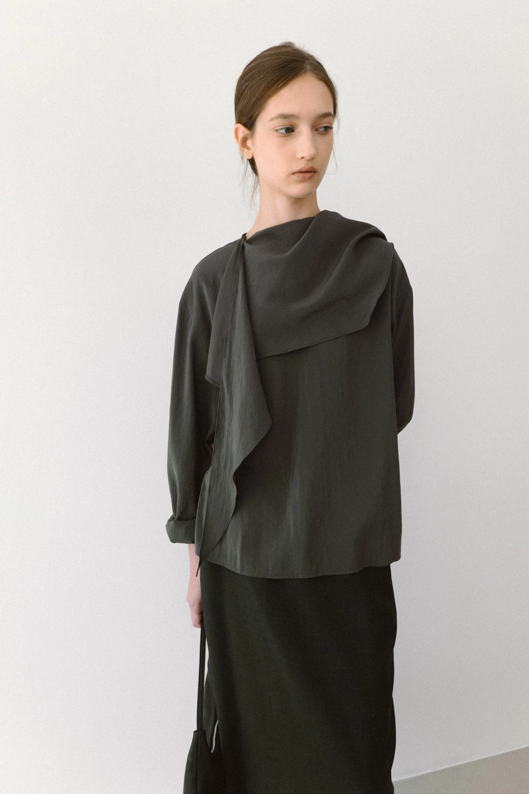 아워인 SCARF BLOUSE [ IVORY / CHARCOAL ] 상품 이미지 1