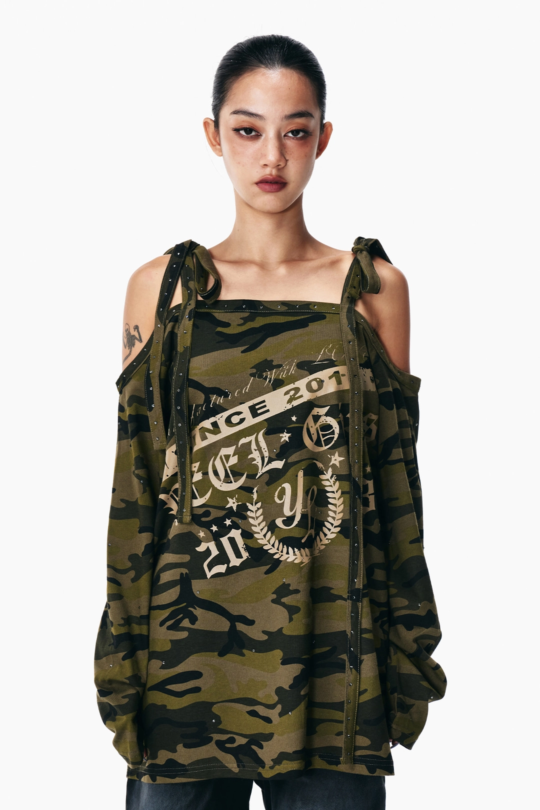 와이이이엘 CUBIC OVERSIZED SHOULDER STRAP TOP CAMO 상품 이미지 2