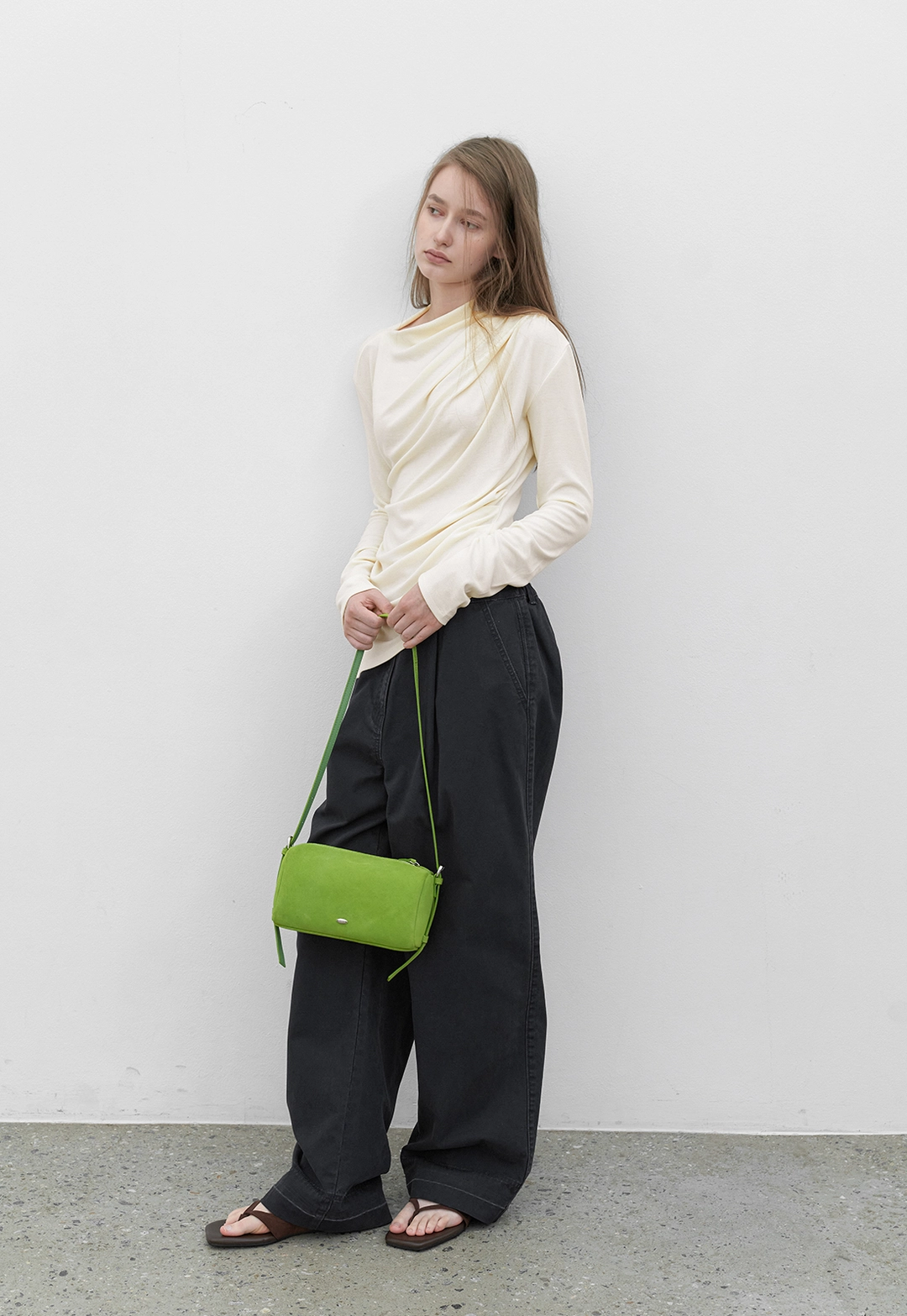 아뜰리에 나인 (T-7275)SOFT SLIT NECK SHIRRING JERSEY TOP 상품 이미지 3