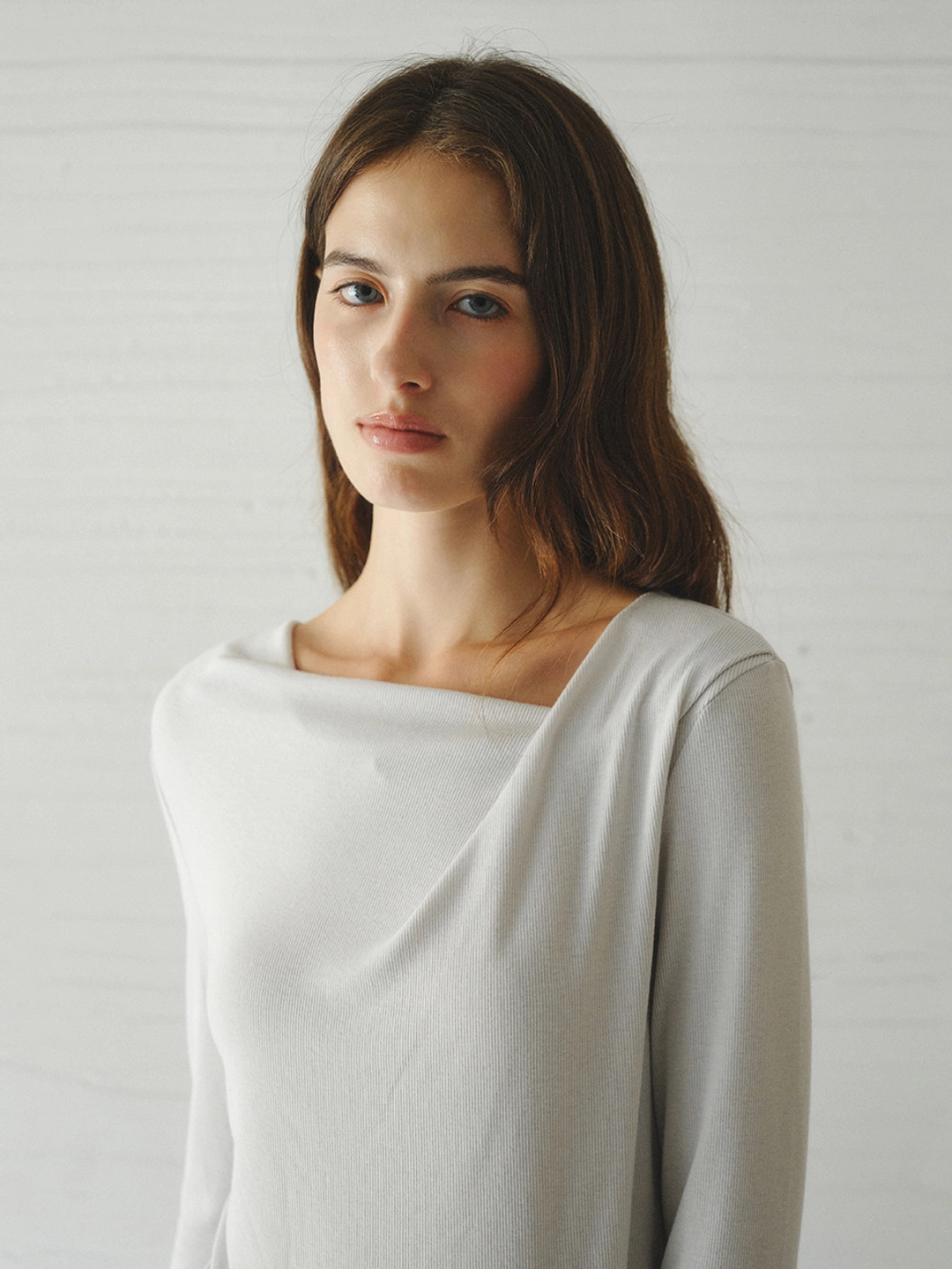 르니나 ROEL drape neck t-shirt_light gray 상품 이미지 2