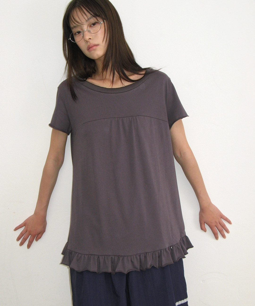 론론 STRING SHIRRING RUFFLE T SHIRT CHARCOAL 상품 이미지 1
