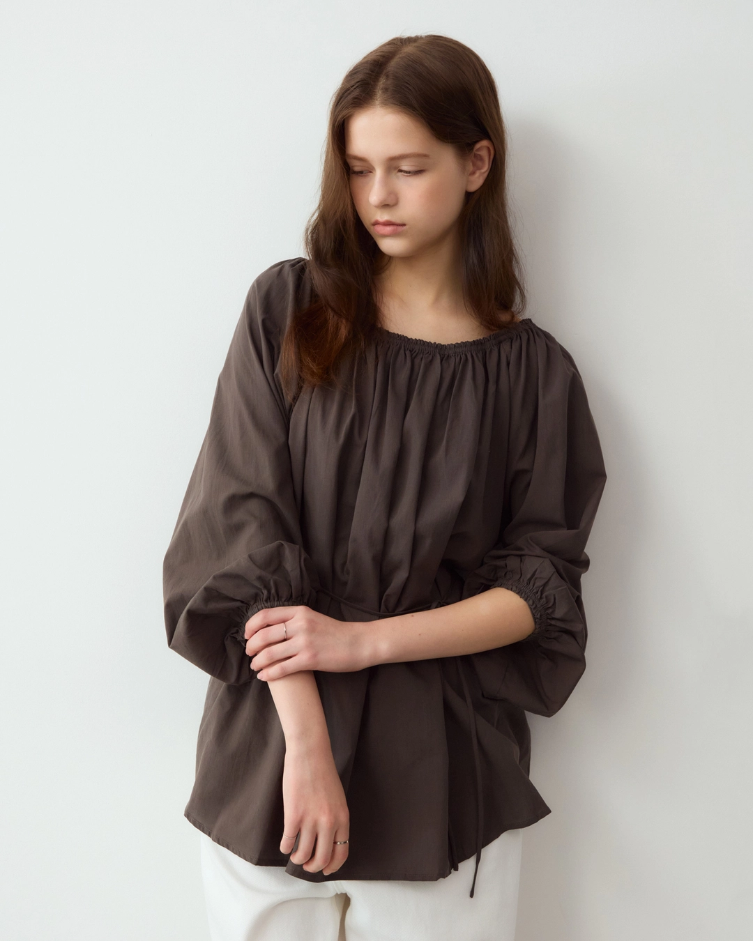 어다울 Two way off shoulder shirring blouse - brown 상품 이미지 2