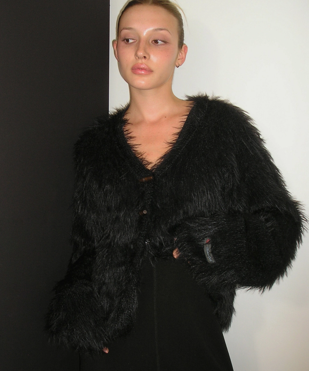 비터셀즈 Posy Fur V Neck Cardigan-Black 상품 이미지 2