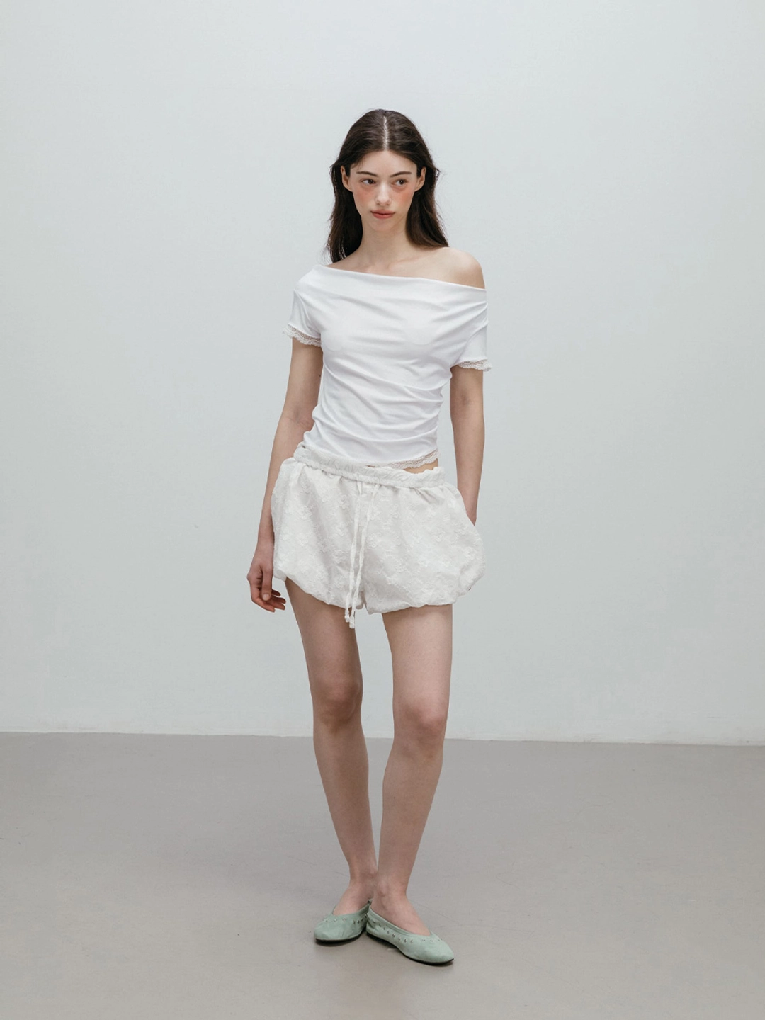 모이페어 LACE OFF SHOULDER T-SHIRT / WHITE 상품 이미지 3