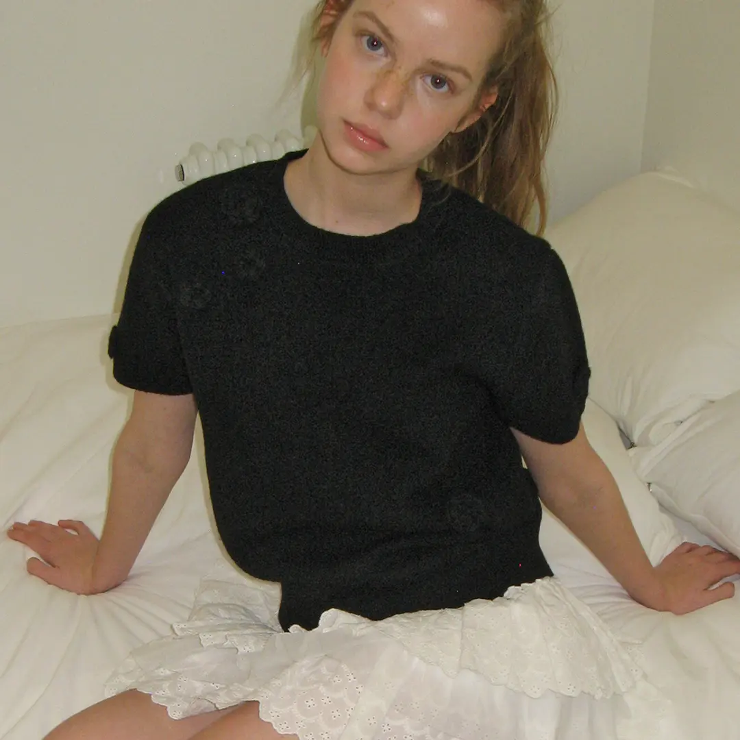 론론 HANDMADE FLOWER SHORT SLEEVE KNIT BLACK 상품 이미지 2