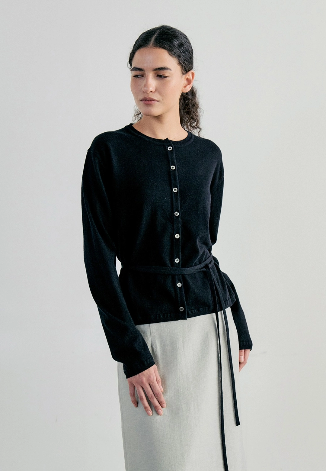 노티아 PLAIN STRAP CARDIGAN - BLACK 상품 이미지 1