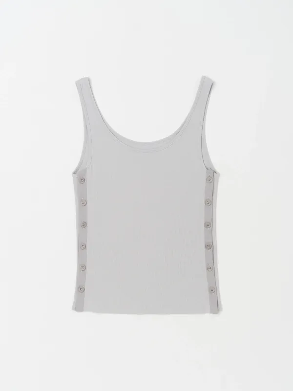 (EXCLUSIVE) SIDE-BUTTON DETAIL SLEEVELESS TOP IN GREY