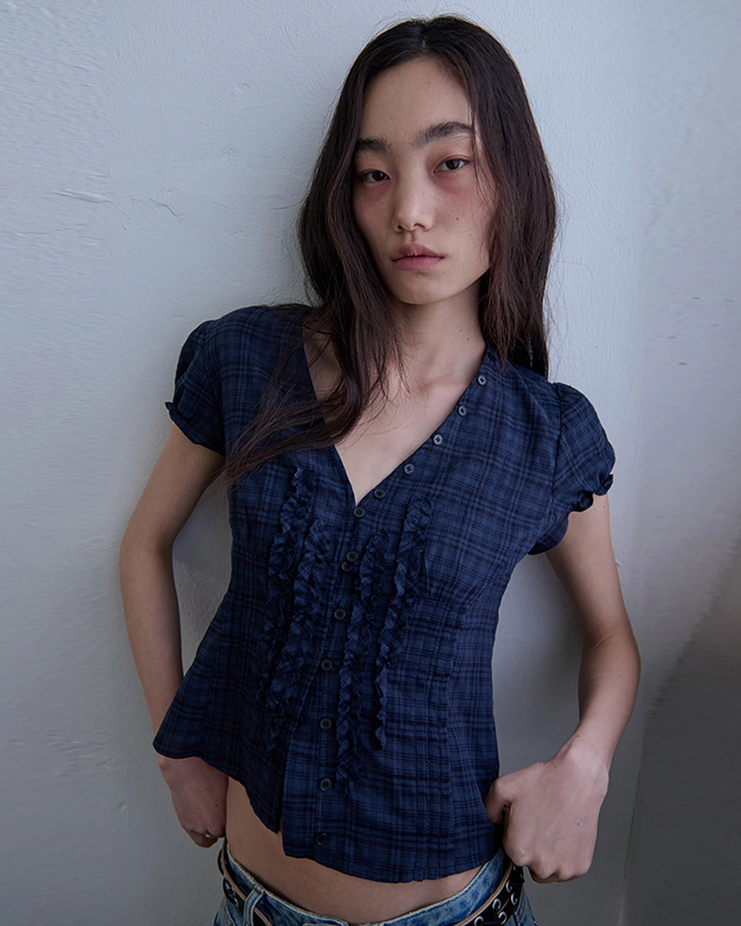 오데스 [5/26 예약 출고] RAW EDGE RUFFLE BLOUSE - NAVY 상품 이미지 1