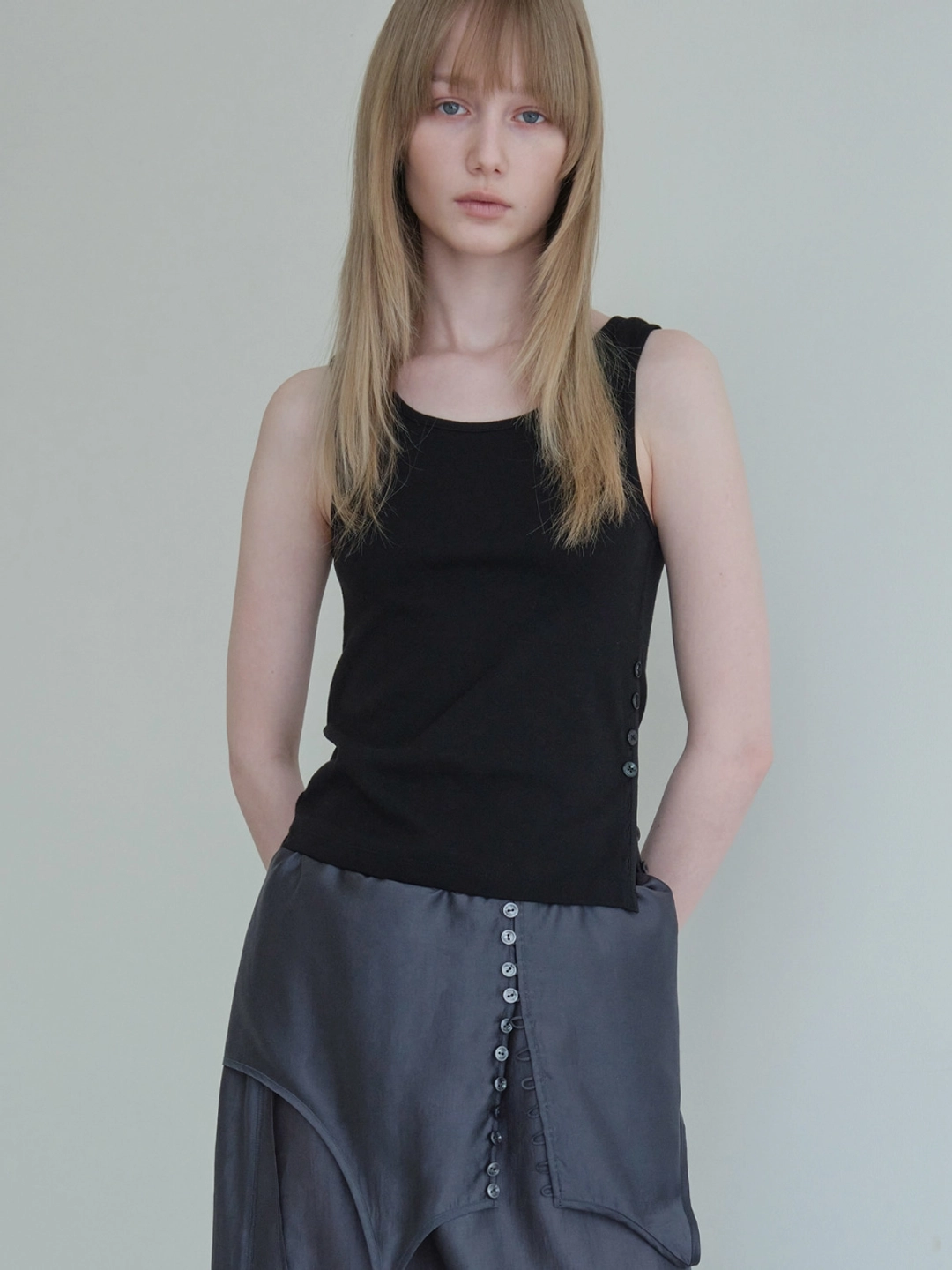 로우클래식 Side Button Sleeveless Top_Black 상품 이미지 2