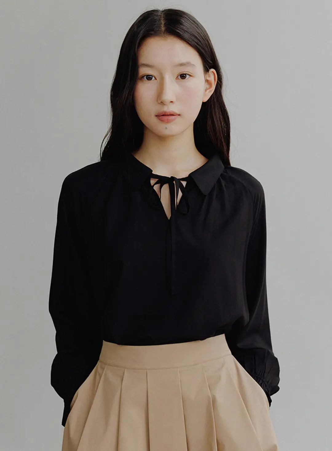 망고매니플리즈 MOMO SHIRRING BLOUSE_BLACK 상품 이미지 2