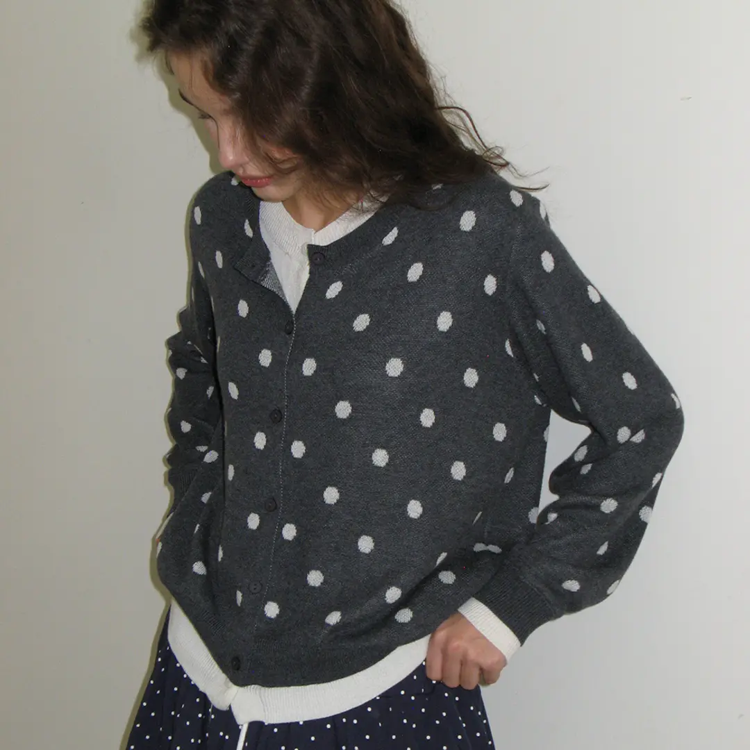 론론 DOT PATTERN LAYERED KNIT CARDIGAN CHARCOAL WHITE 상품 이미지 2