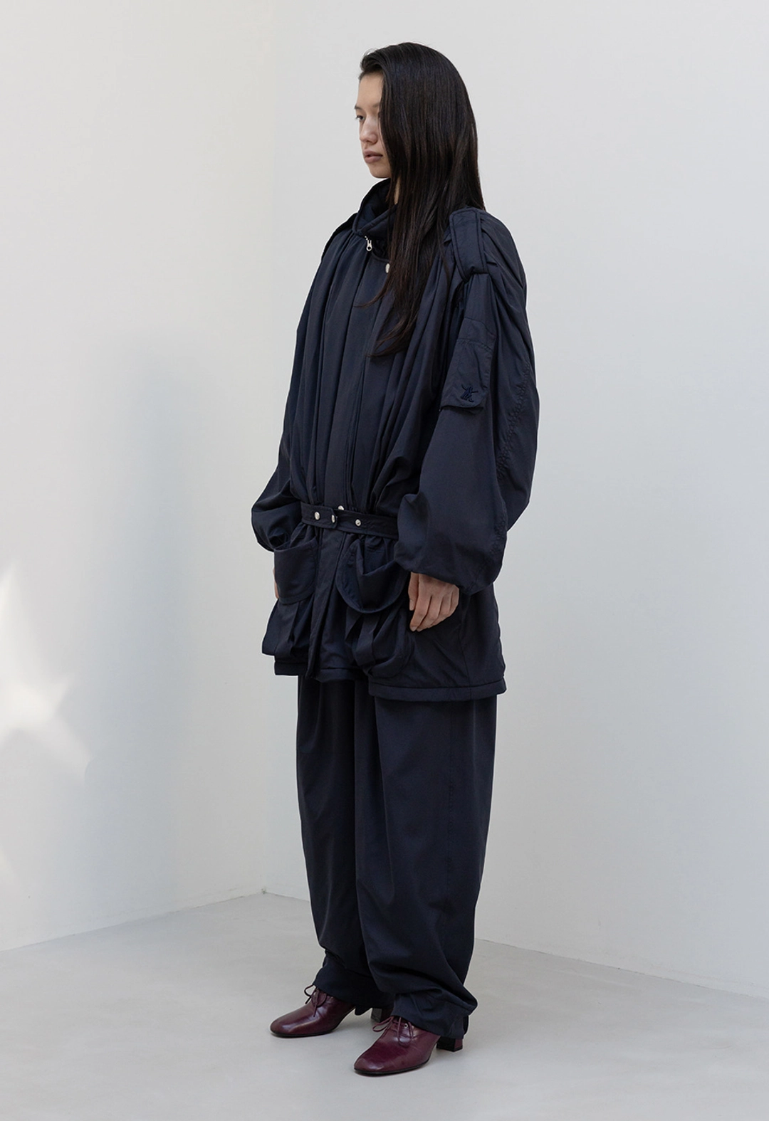 오픈와이와이 FLUID FULL GATHER PANTS, DARK NAVY 상품 이미지 3