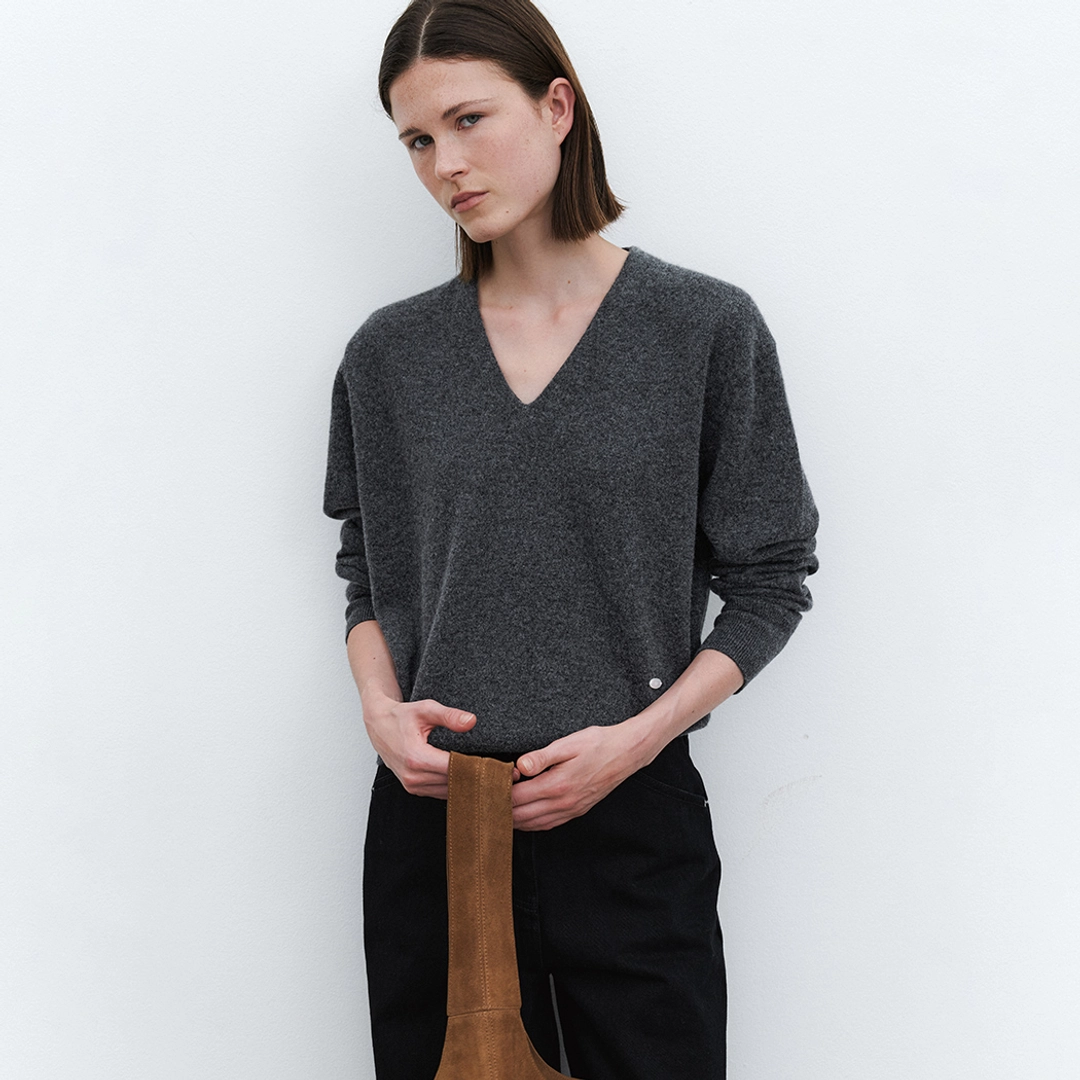 아뜰리에 나인 (T-7125)ESSENTIAL CASHMERE DEEP V-NECK KNIT 상품 이미지 1
