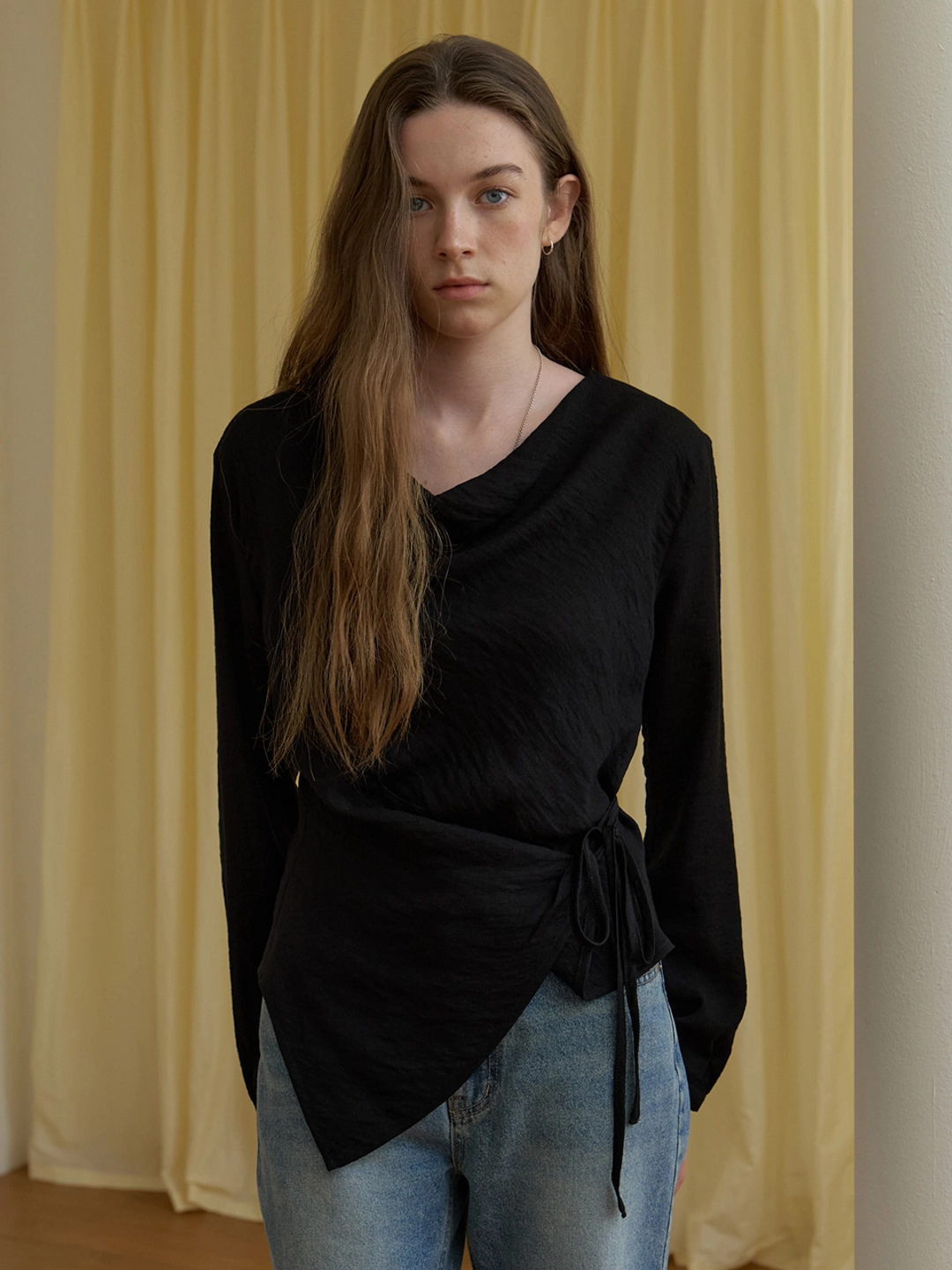 어몽 A WRINKLE WRAP BLOUSE_BLACK 상품 이미지 2