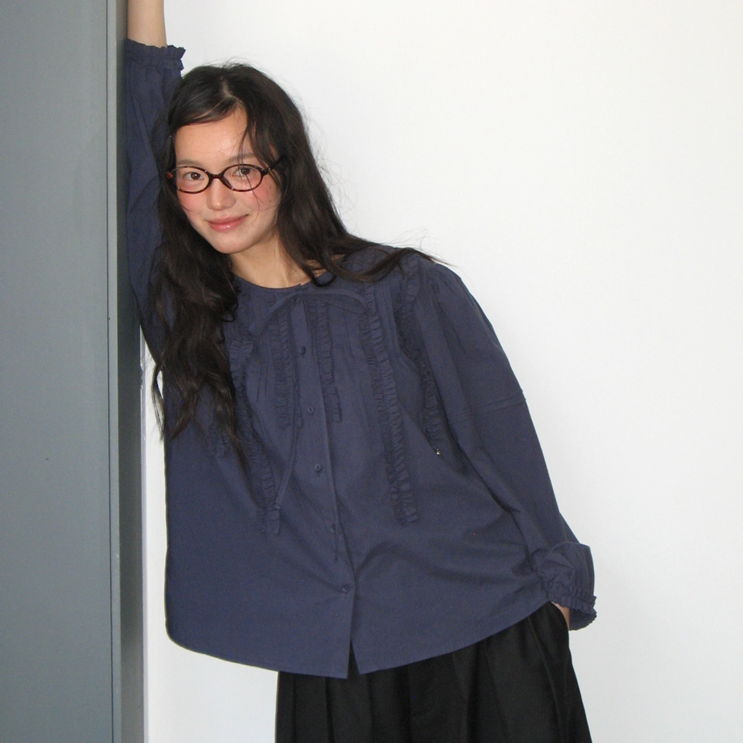 론론 FRILLY RUFFLE RIBBON TIE VINTAGE BLOUSE NAVY 상품 이미지 1