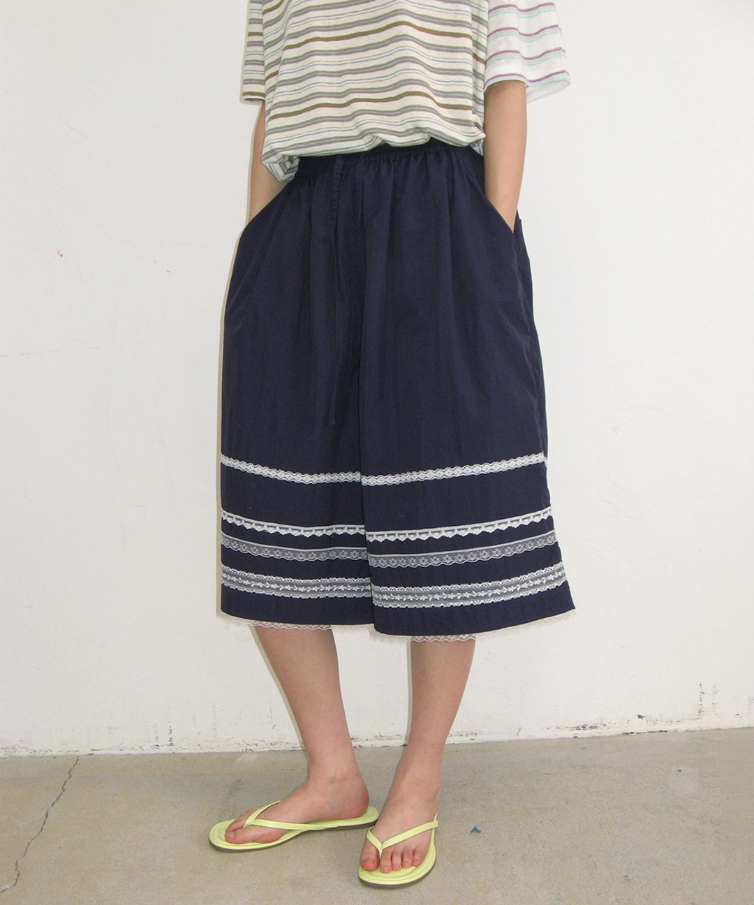 론론 LACE TRIM NYLON BERMUDA PANTS NAVY 상품 이미지 1
