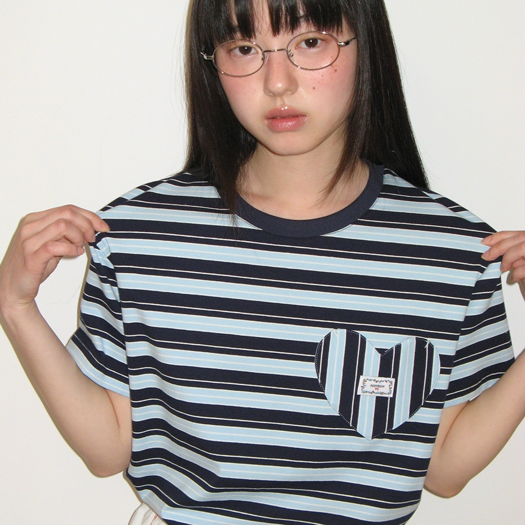 론론 MULTI STRIPE HEART POCKET BASIC FIT T SHIRT NAVY 상품 이미지 1