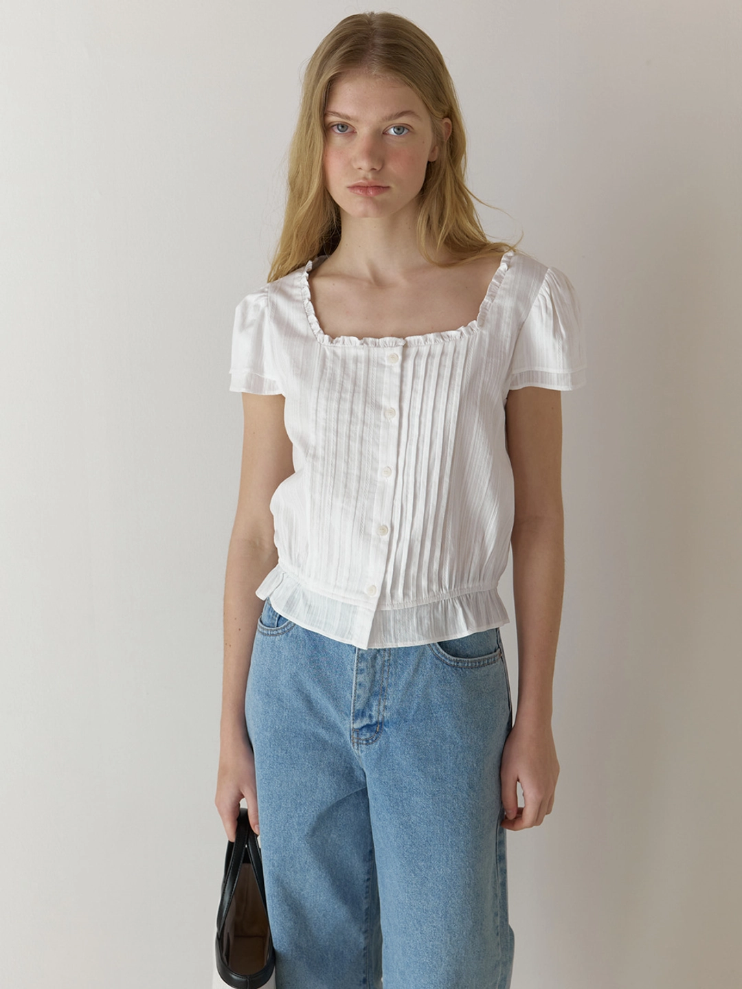 어몽 A RUFFLE SQUARE-NECK BLOUSE_WHITE 상품 이미지 1