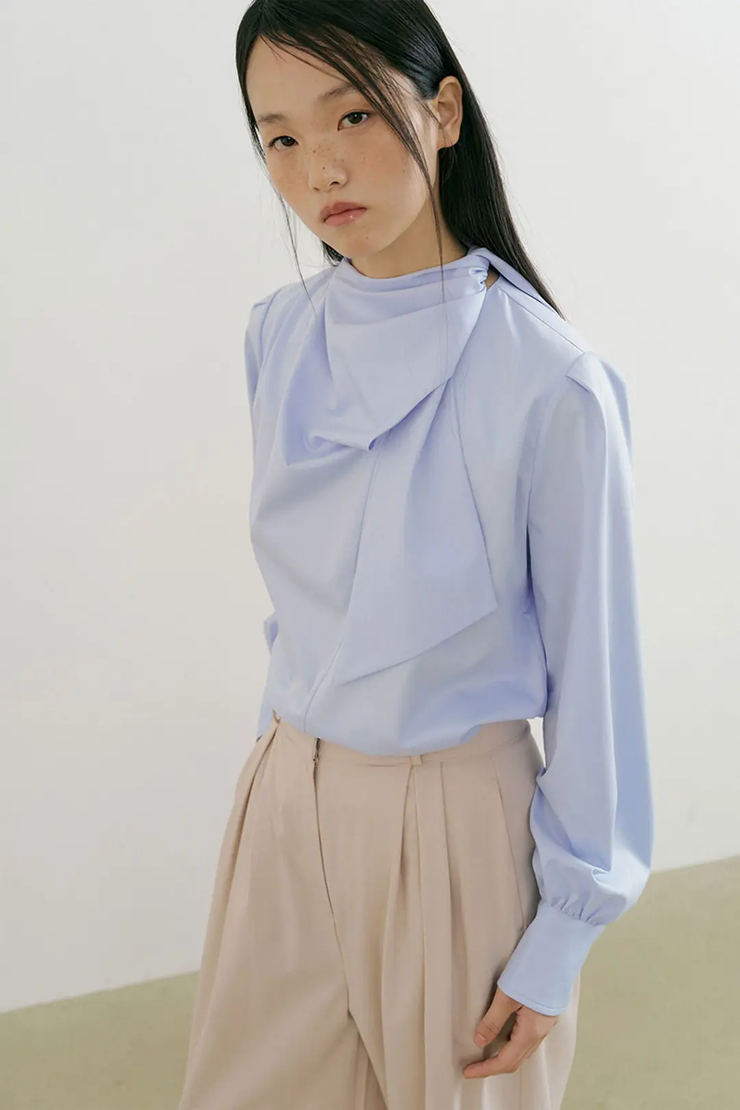 루시르주 Drape Scarf Blouse (sky blue) 상품 이미지 1