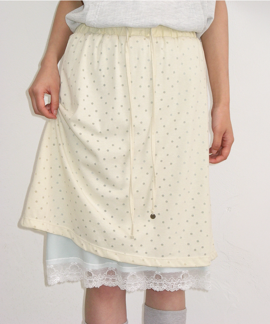 론론 DOT LAYERED LACE HEM SKIRT CREAM 상품 이미지 1