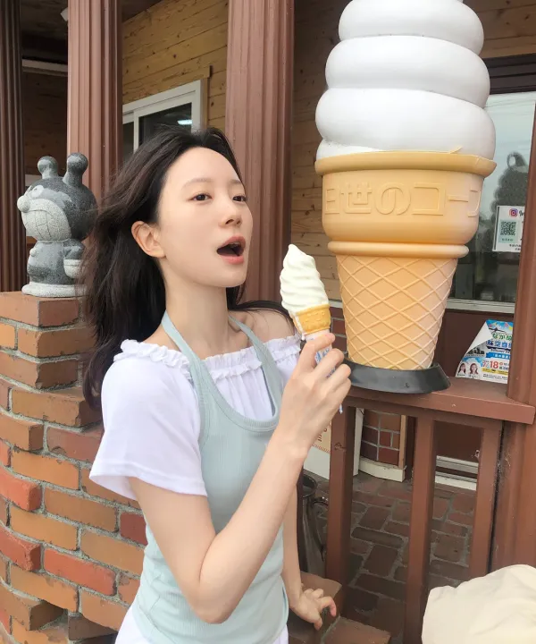 [현수Pick 세트할인] Sove Frill One-Shoulder Short Sleeve T-Shirt ( White ) + Letters Label Halterneck Top ( Skyblue )