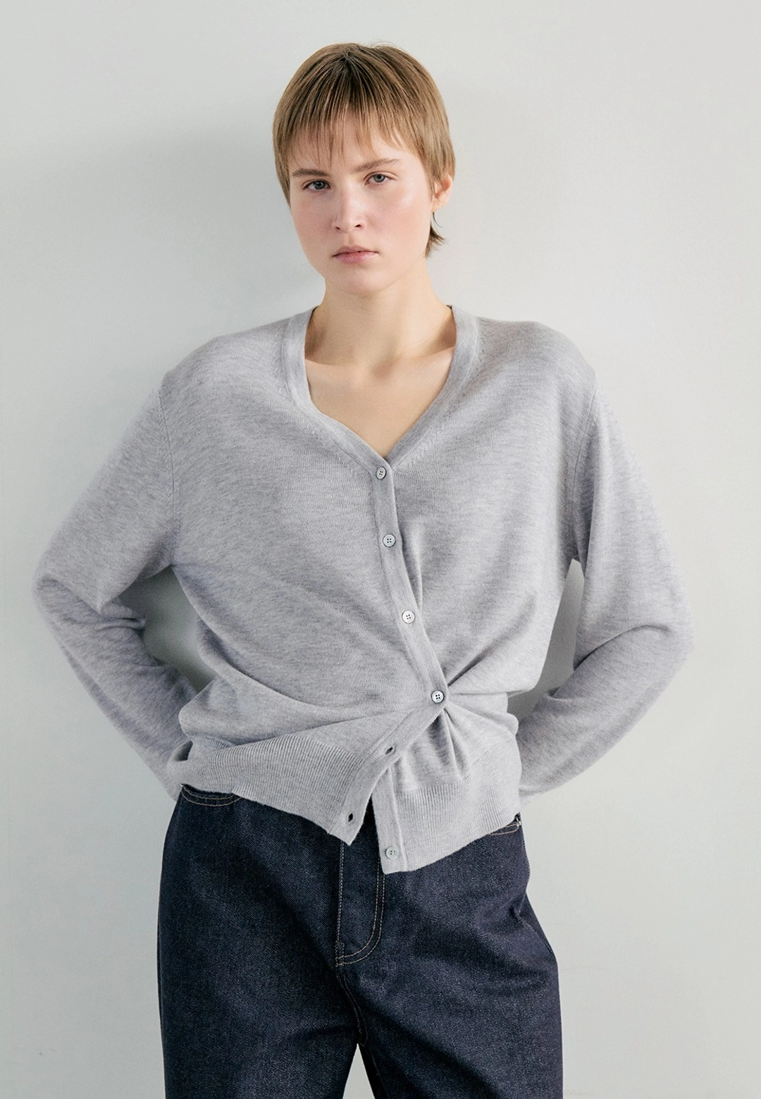 노티아 WOOL SILK V-NECK CARDIGAN - GRAY 상품 이미지 1