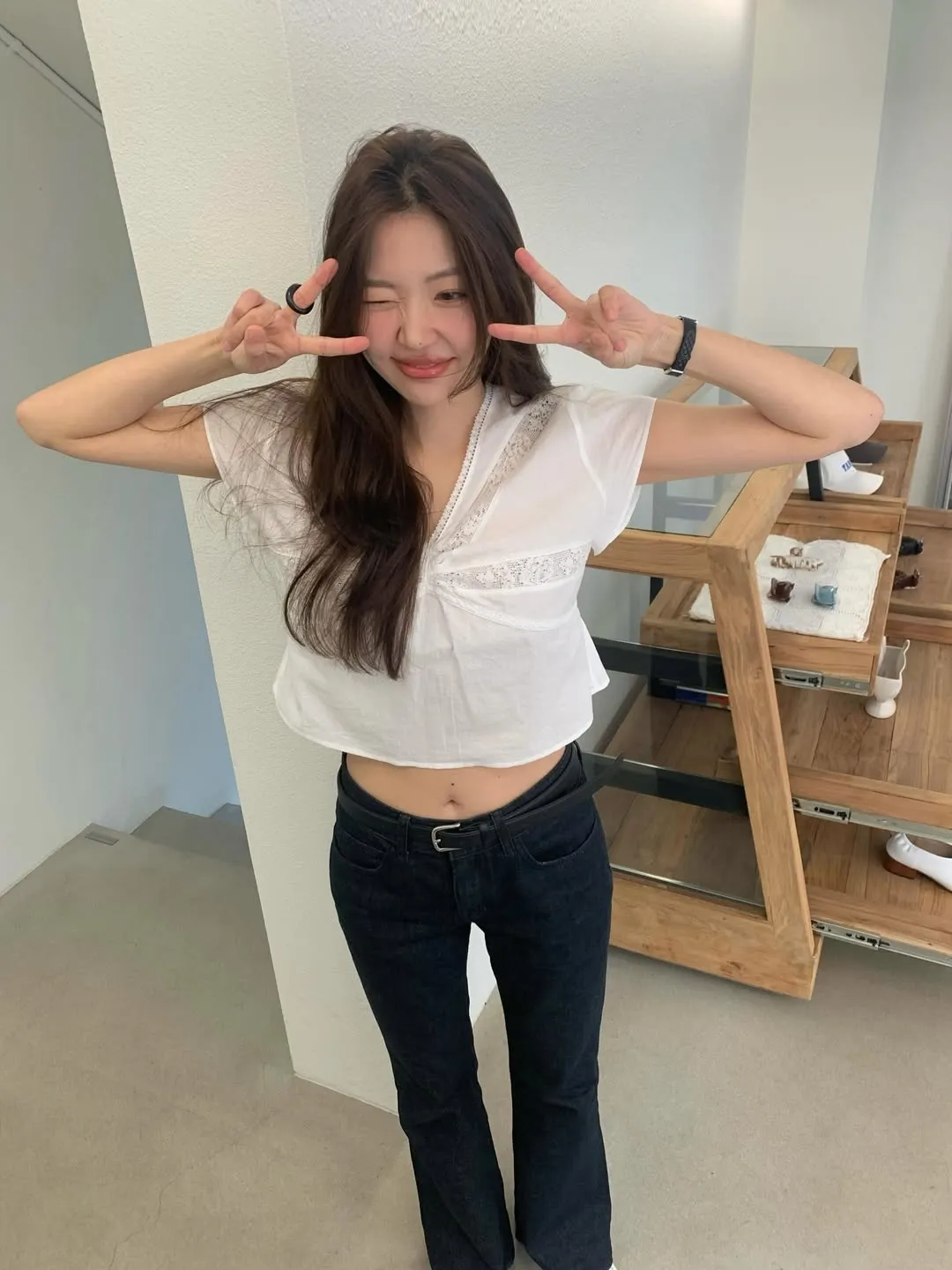 타낫 흰색 블라우스와 부츠컷 데님 스타일링