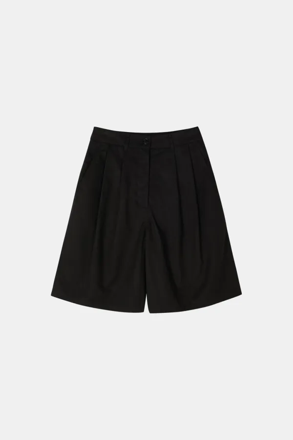 Two Tuck Bermuda Pants in Black